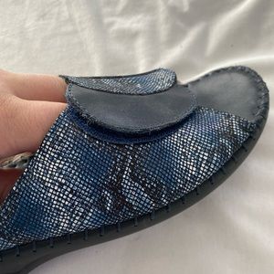 La Plume Italian navy leather sandals. Top adjusts with Velcro. Size 41.